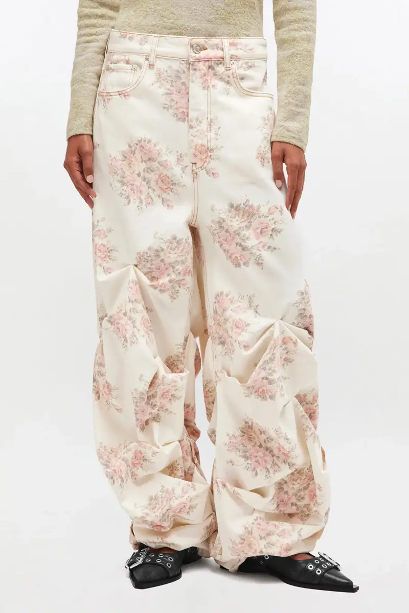 Drapade jeans med blommönster