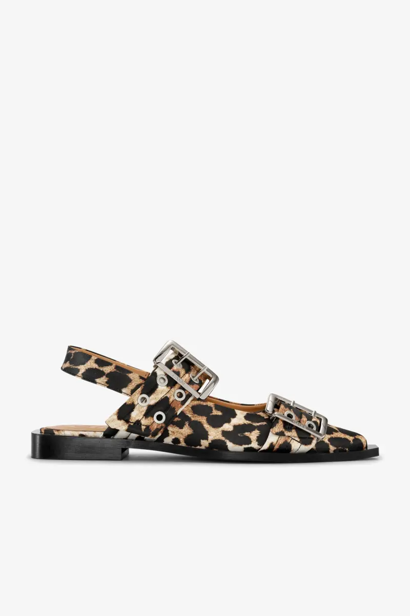 Feminina ballerinaskor med spänne i leopardmönstrad satin