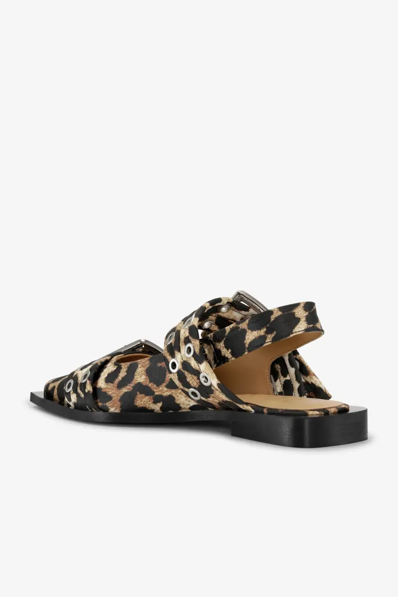 Feminina ballerinaskor med spänne i leopardmönstrad satin