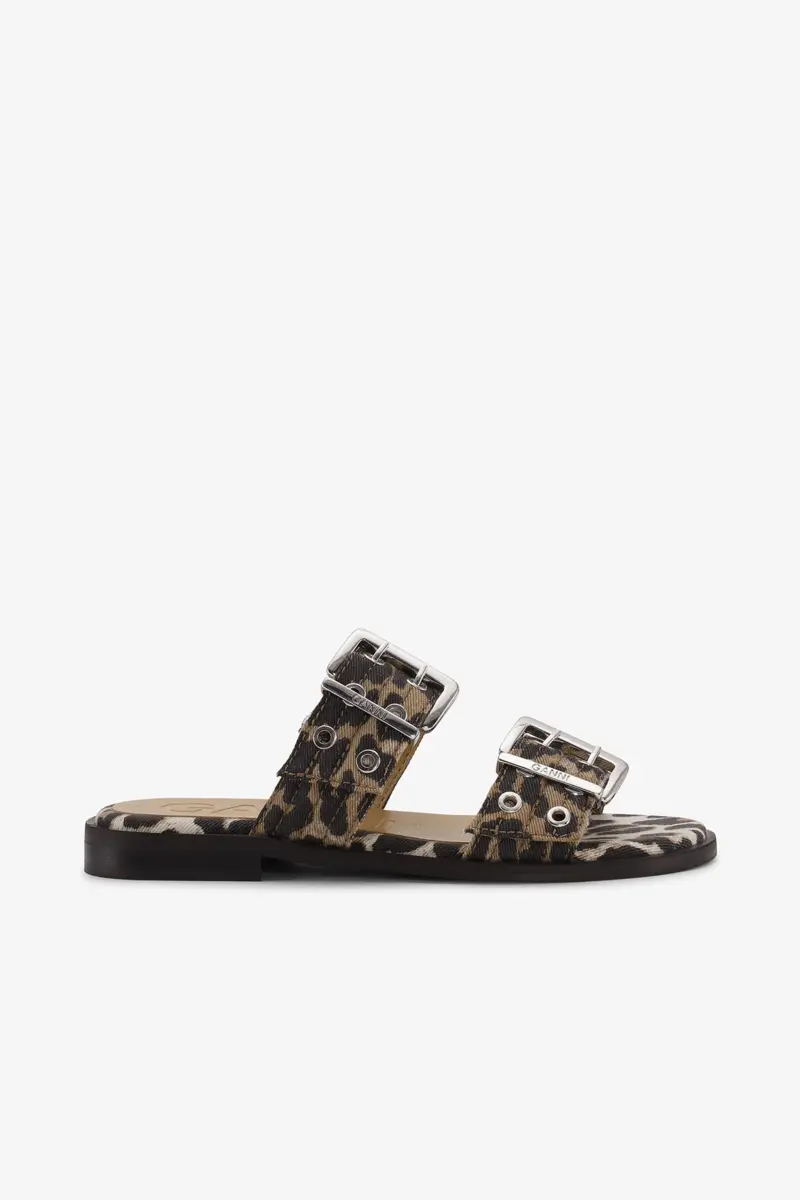 Feminina sandaler med två remmar och spänne i leopardmönster