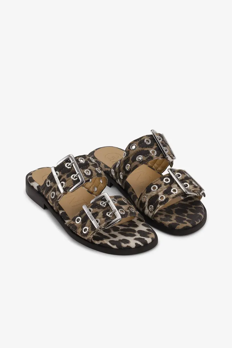 Feminina sandaler med två remmar och spänne i leopardmönster