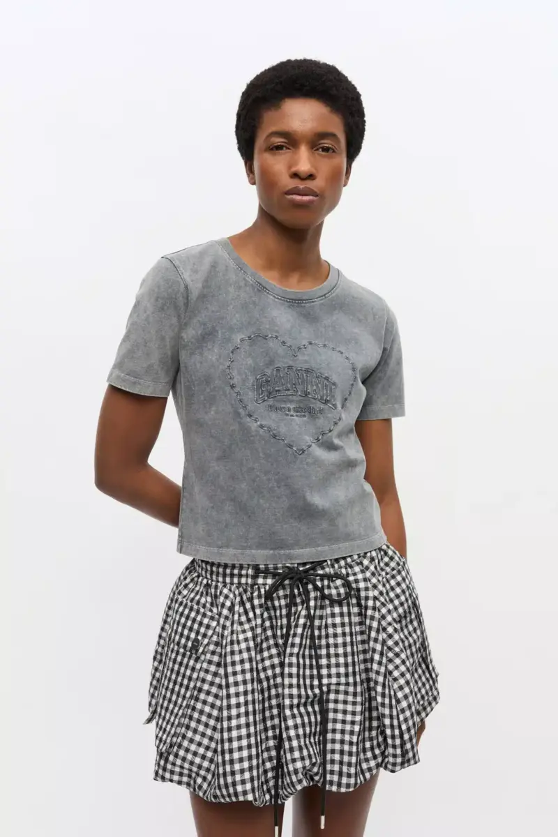 Grå tvättad kort T-shirt med hjärta