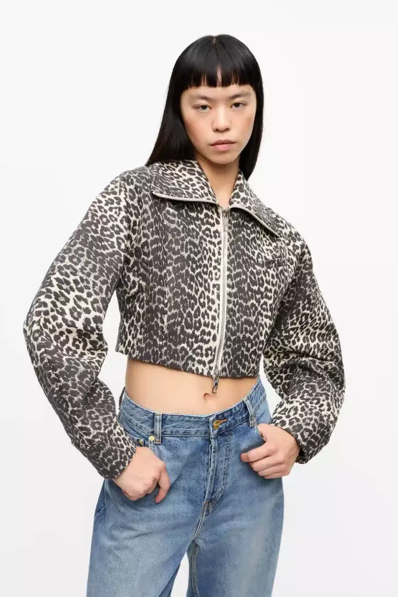 Kort jacka med leopardmönstrade ärmar