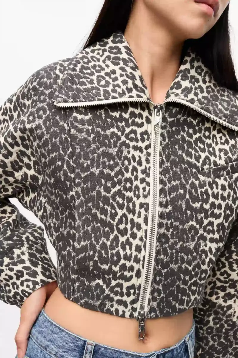 Kort jacka med leopardmönstrade ärmar Kort jacka med leopardmönstrade ärmar
