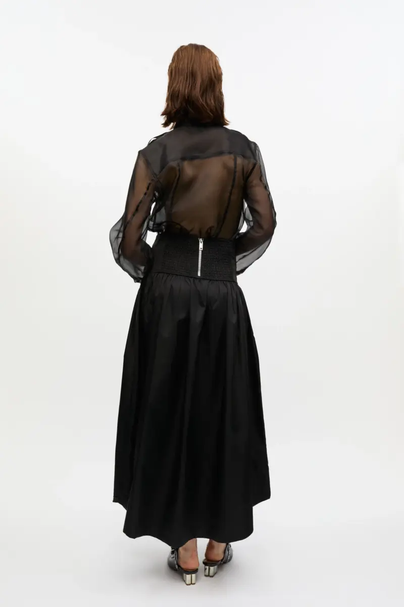 Lång kjol med fickor i svart duchesse-nylon