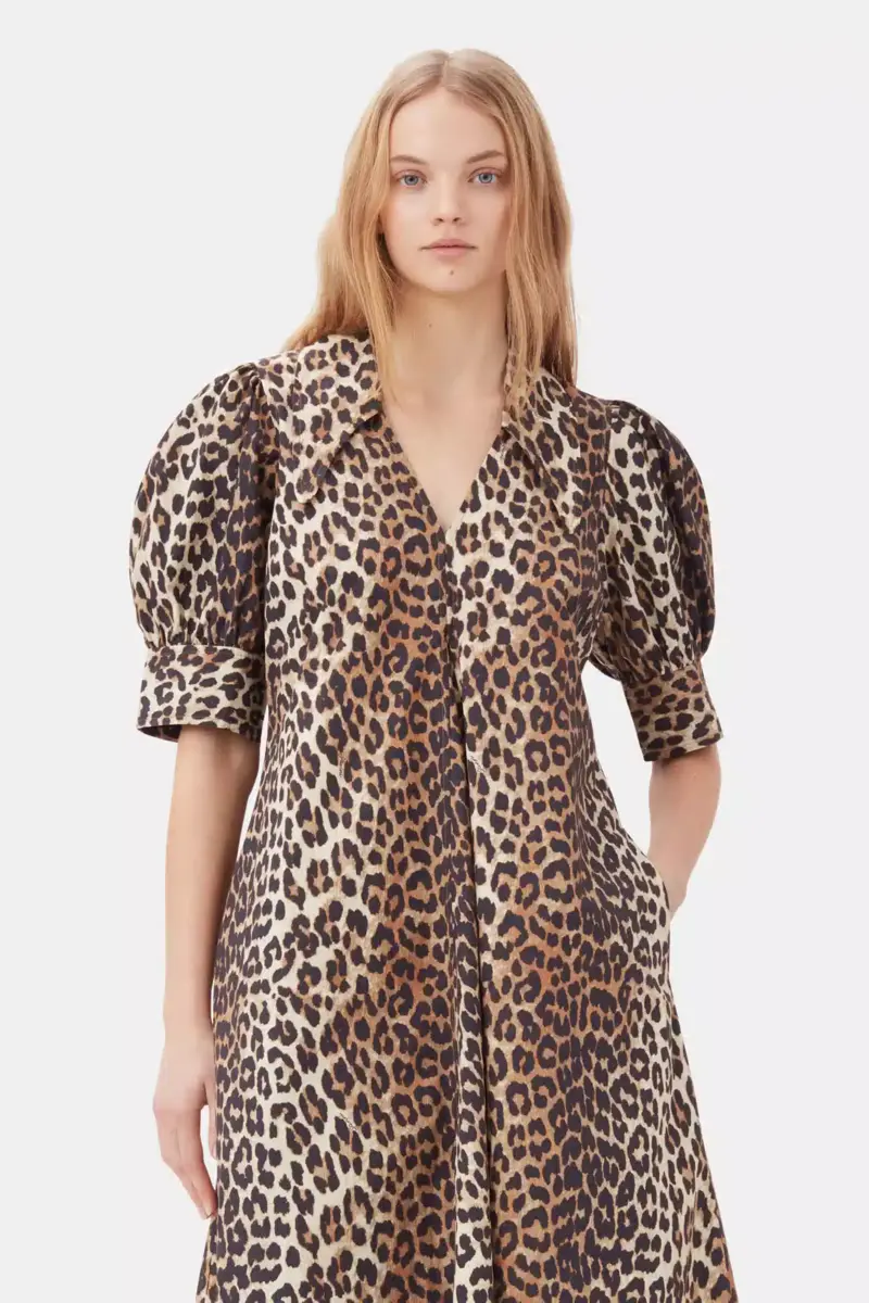 Maxiklänning i bomullspoplin med leopardmönster och V-ringning