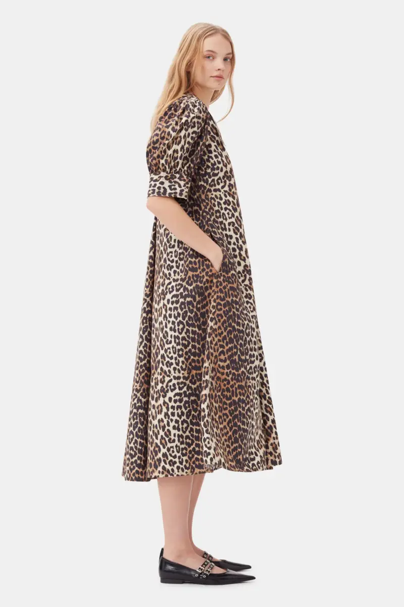 Maxiklänning i bomullspoplin med leopardmönster och V-ringning Maxiklänning i bomullspoplin med leopardmönster och V-ringning