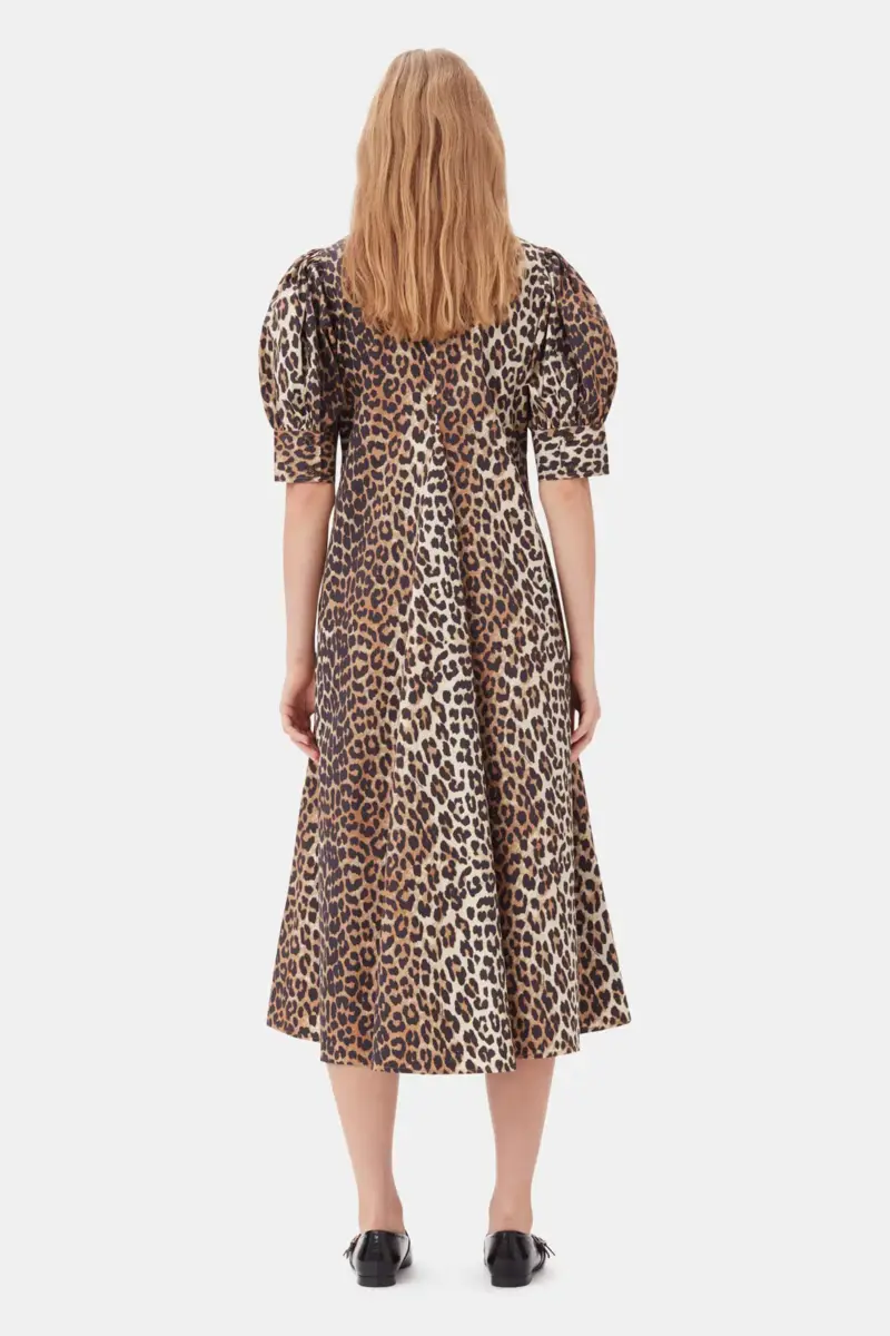 Maxiklänning i bomullspoplin med leopardmönster och V-ringning Maxiklänning i bomullspoplin med leopardmönster och V-ringning