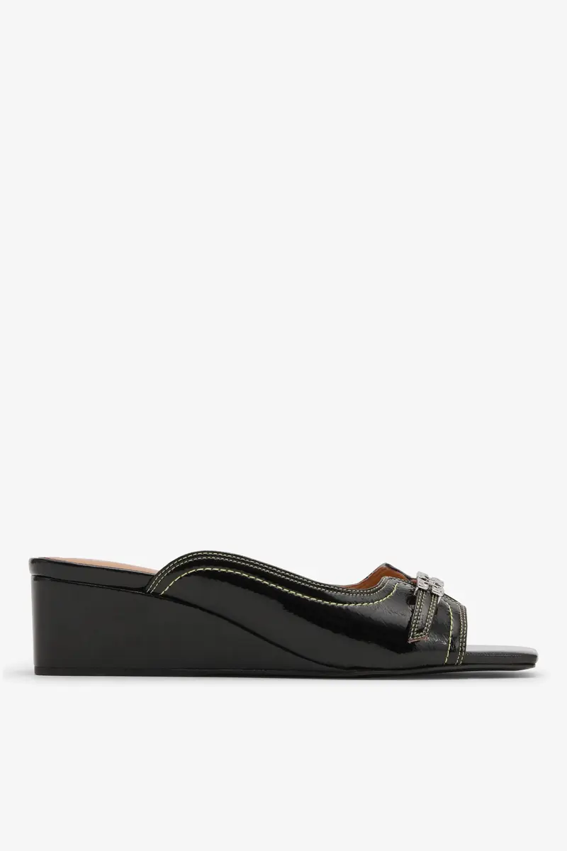Naplack kilklacksandal i svart
