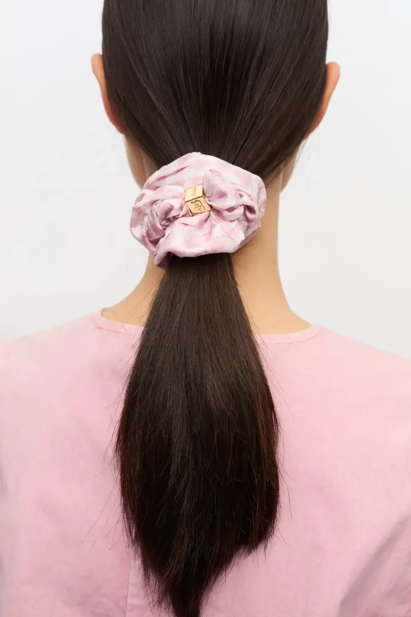 Rosa scrunchie i rutigt tyg