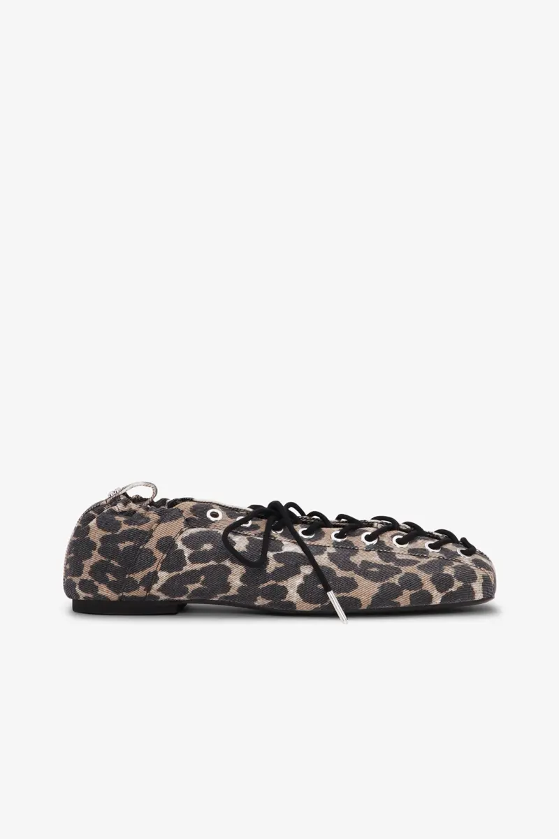 Snörbara ballerinaskor i leopardmönstrad denim
