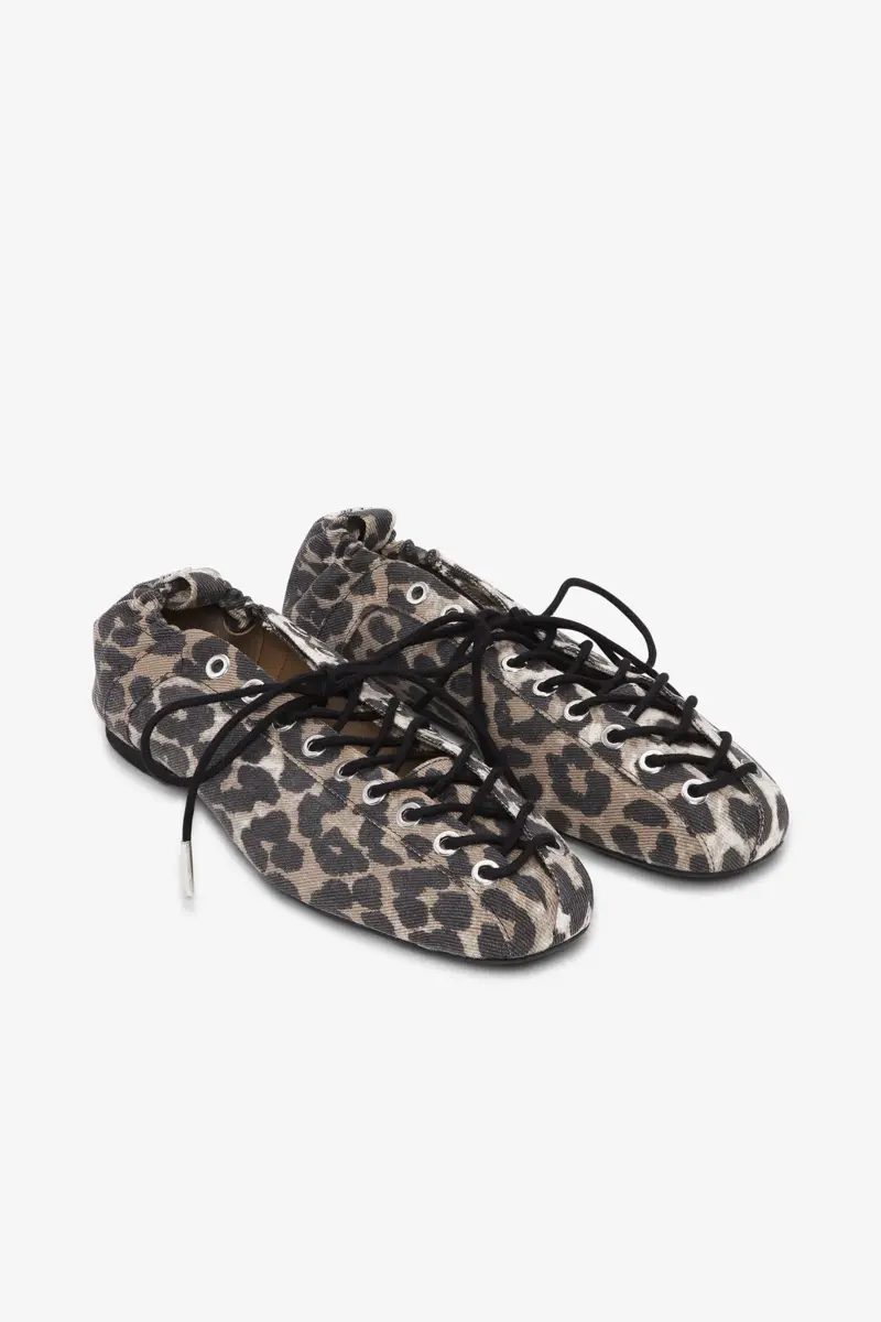 Snörbara ballerinaskor i leopardmönstrad denim