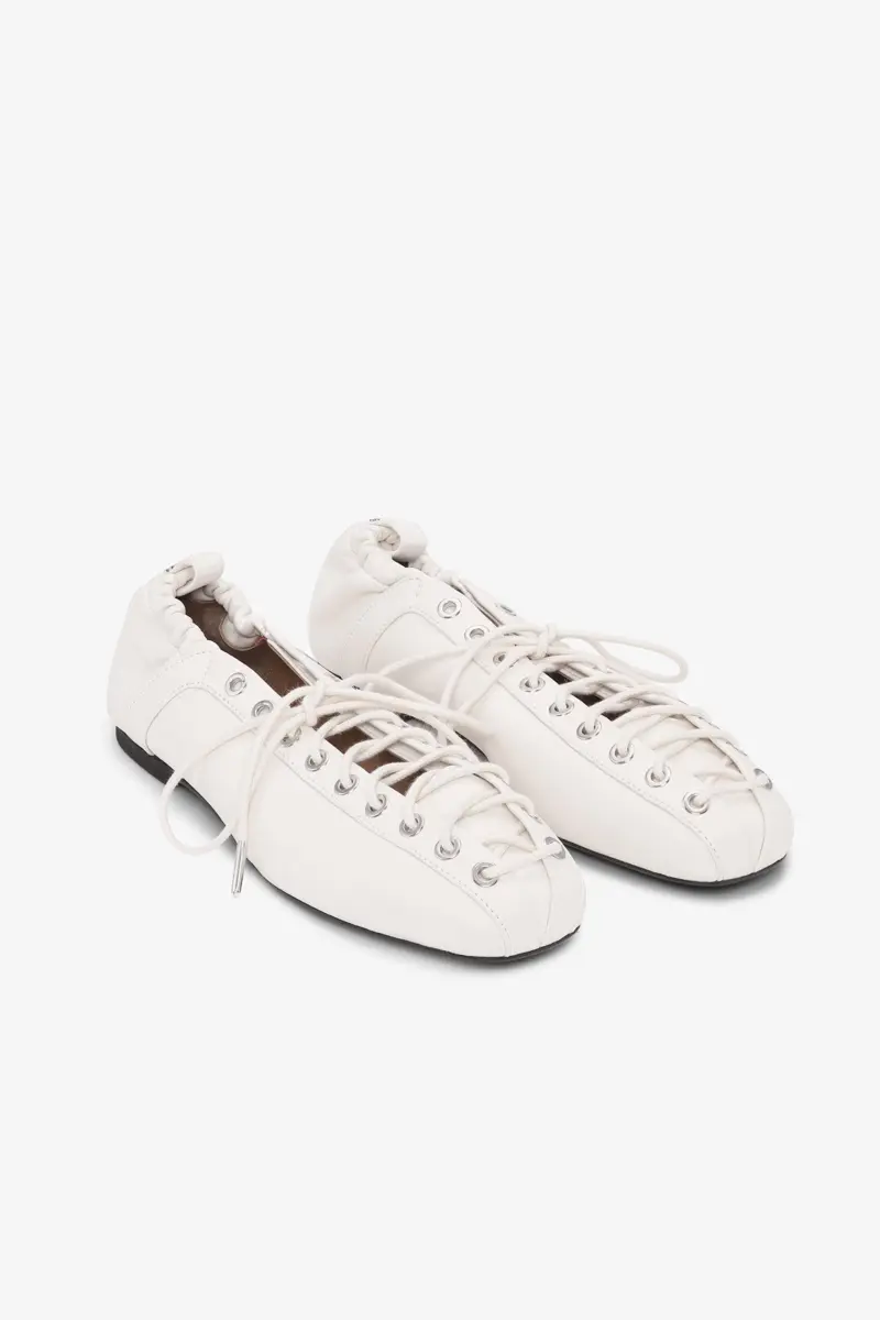 Snörningsballerinaskor i elfenben
