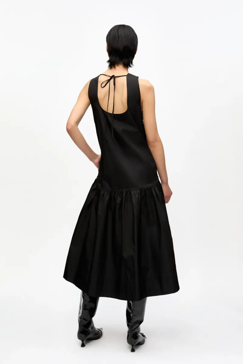 Svart midi-klänning i duchesse-nylon