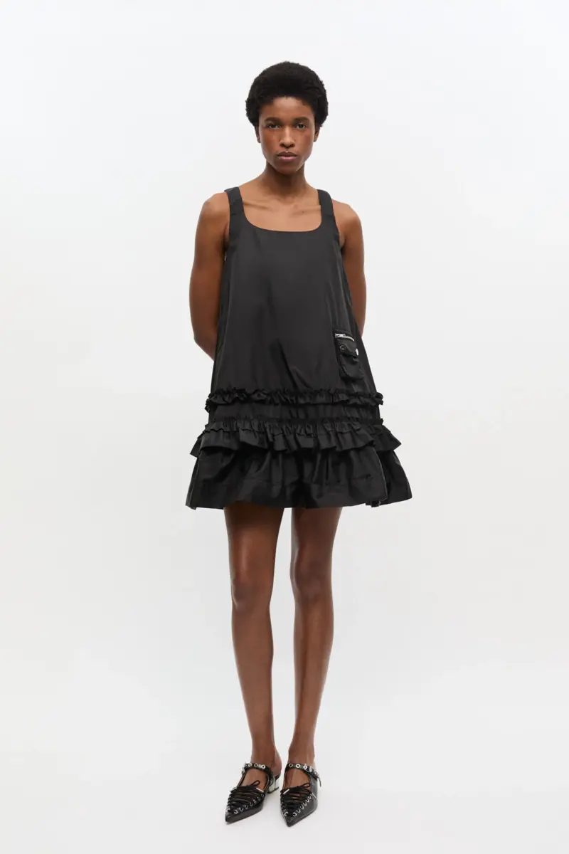 Svart miniklänning i duchesse-nylon