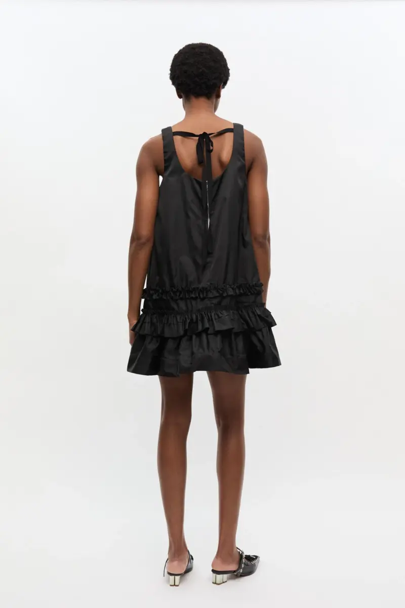 Svart miniklänning i duchesse-nylon