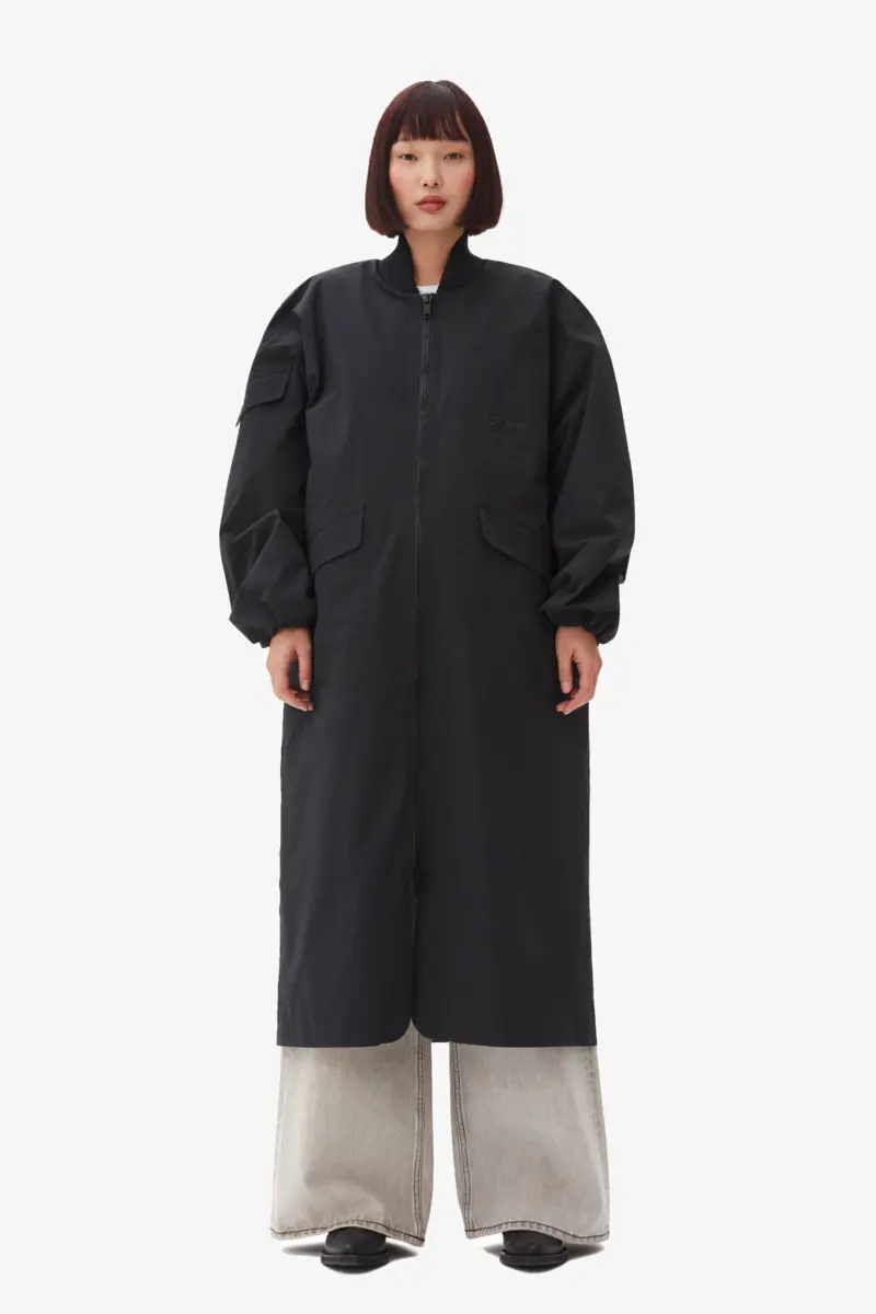 Svart oversized kappa i tech-seersucker
