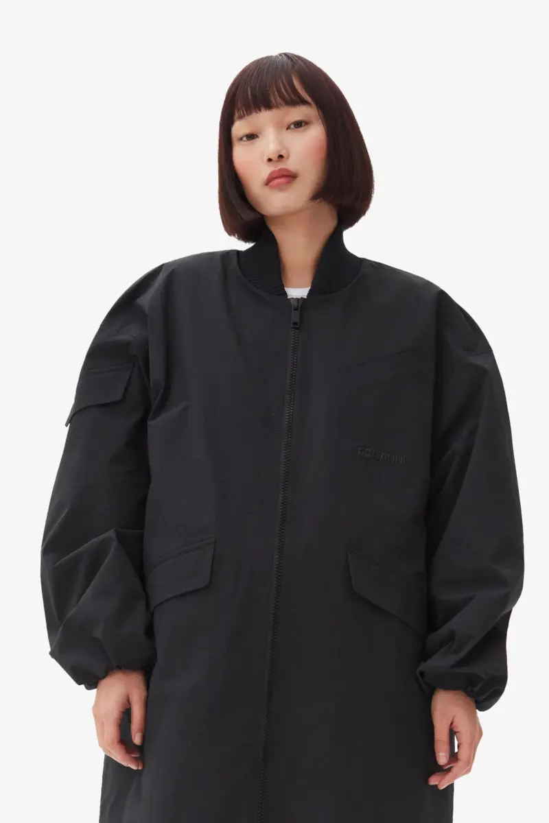 Svart oversized kappa i tech-seersucker