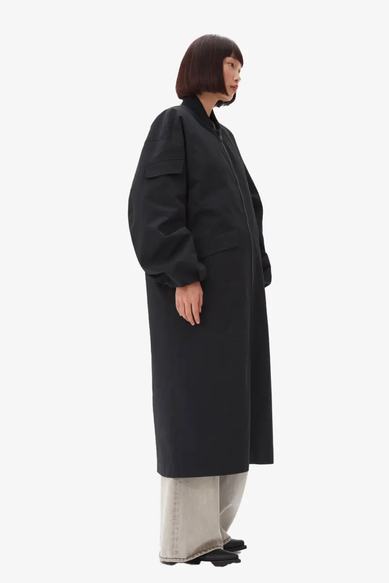 Svart oversized kappa i tech-seersucker Svart oversized kappa i tech-seersucker