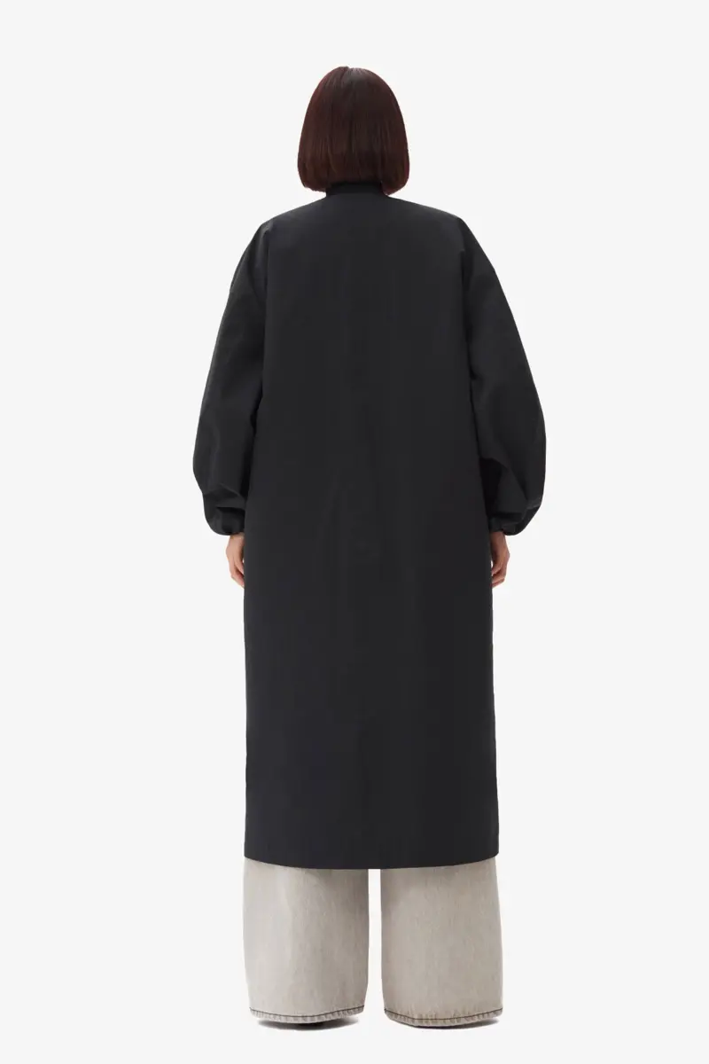Svart oversized kappa i tech-seersucker Svart oversized kappa i tech-seersucker