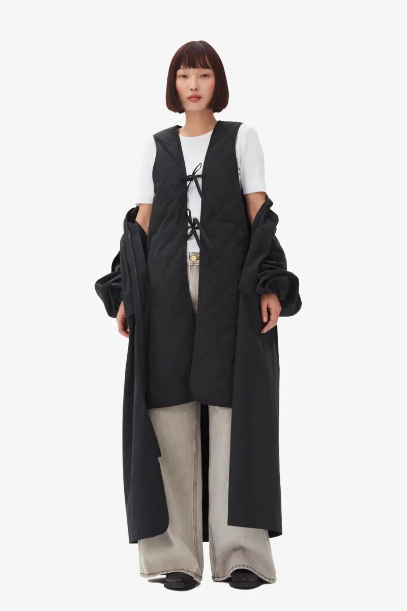 Svart oversized kappa i tech-seersucker Svart oversized kappa i tech-seersucker
