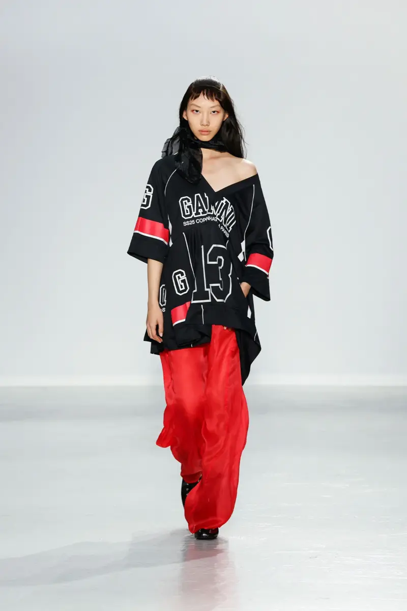 Svart oversized miniklänning i mesh Svart oversized miniklänning i mesh