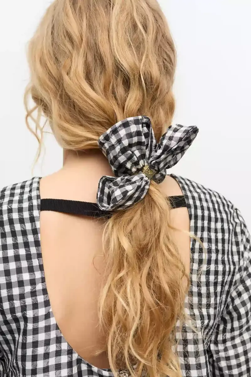 Svart rutig scrunchie