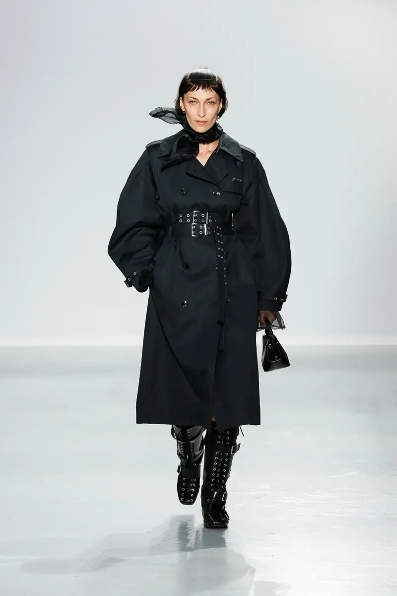 Svart trenchcoat i bondad bomull Svart trenchcoat i bondad bomull