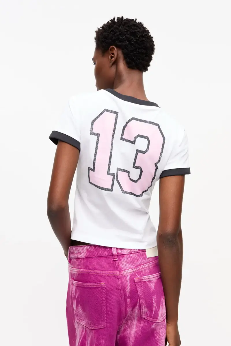 Vit bas-T-shirt med häxmotiv
